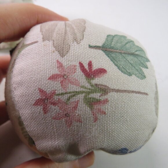 VTG Fabric Covered (3) Apples Light Taupe or Off White color background - Picture 2 of 13